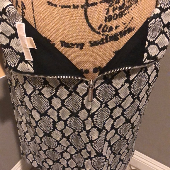 Brand new! Micheal kors snakeskin skirt - Picture 4 of 8